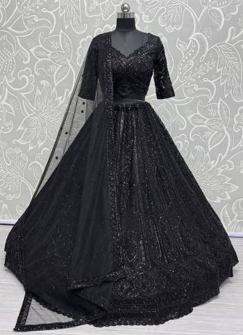 For A Fancy Designer Look,Grab These Lehenga Choli With Dupatta in Fine Colored.These Lehenga Are Net And Choli Are Net And Dupatta Are Fabricated On Soft Net Pair.Its Beautified With Heavy Designer Sequance Embroidery,Hand Work.