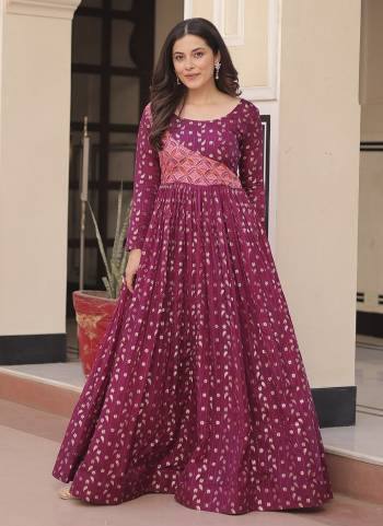 Garb These Beautiful Looking Party Wear Readymade Long Gown.These Gown is Fabricated On Jacquard.Its Beautified With Wevon Designer,Printed.