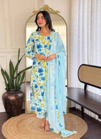 Garb These Suit in Fine Colored Pair With Bottom And Dupatta.These Top And Dupatta Are Fabricated On Georgette Pair With Chanderi Silk Bottom.Its Beautified With Designer Printed .