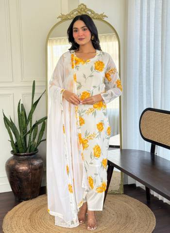 Garb These Suit in Fine Colored Pair With Bottom And Dupatta.These Top And Dupatta Are Fabricated On Georgette Pair With Chanderi Silk Bottom.Its Beautified With Designer Printed .