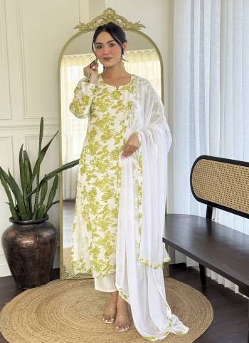 Garb These Suit in Fine Colored Pair With Bottom And Dupatta.These Top And Dupatta Are Fabricated On Georgette Pair With Chanderi Silk Bottom.Its Beautified With Designer Printed .