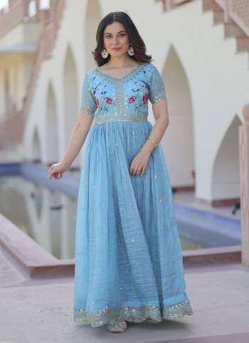  Looking These Beautiful Looking Readymade Long Gown.These Gown is Fabricated On Gold Crush.Its Beautified With Designer Multy Thread,Jari,Sequance Embroidery Work.