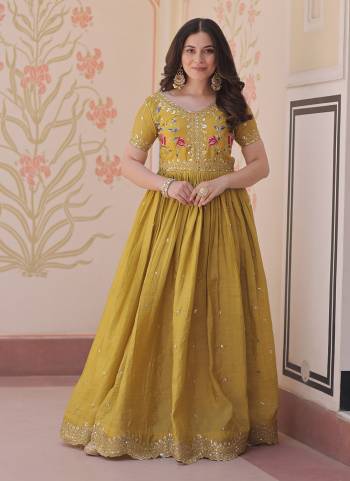  Looking These Beautiful Looking Readymade Long Gown.These Gown is Fabricated On Gold Crush.Its Beautified With Designer Multy Thread,Jari,Sequance Embroidery Work.