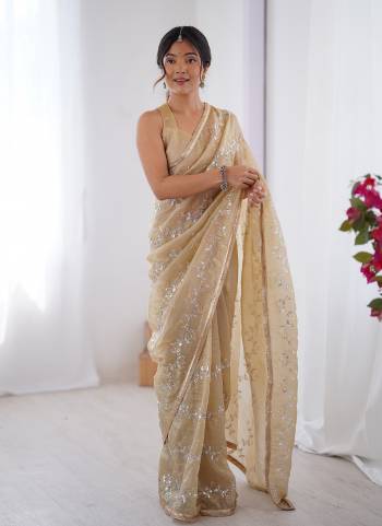 Garb These Party Wear Saree in Fine Colored.These Saree Are Gold Crush And Blouse is Mono Banglori Fabricated.Its Beautified With Designer Beads Moti,Val Zig Zag Striped Sequance Embroidery Work With Codding Lace Border.