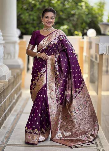 Attrective These Party Wear Saree in Fine Colored.These Saree And Blouse is Fabricated On Banarasi Silk.Its Beautified With Weaving Meenakari Designer.