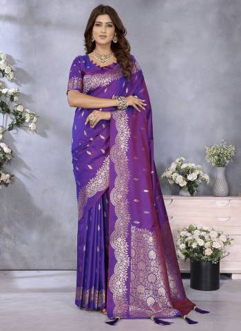 Looking These Festive Wear Saree in Fine Colored.These Saree And Blouse is Fabricated On Banarasi Silk.Its Beautified With Weaving Jacquard Jari Designer.