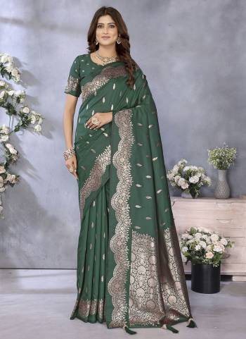 Looking These Festive Wear Saree in Fine Colored.These Saree And Blouse is Fabricated On Banarasi Silk.Its Beautified With Weaving Jacquard Jari Designer.
