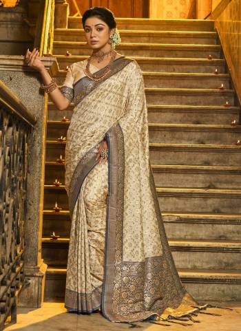 Garb These Party Wear Saree in Fine Colored.These Saree And Blouse is Fabricated On Banarasi Silk.Its Beautified With Weavon Jacquard Designer.