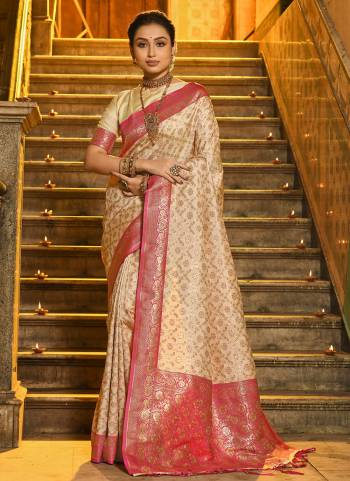 Garb These Party Wear Saree in Fine Colored.These Saree And Blouse is Fabricated On Banarasi Silk.Its Beautified With Weavon Jacquard Designer.