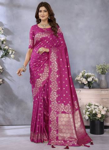 Garb These Festive Wear Saree in Fine Colored.These Saree And Blouse is Fabricated On Banarasi Silk.Its Beautified With Weaving Jacquard Gala Jari Designer.
