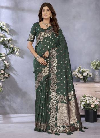 Garb These Festive Wear Saree in Fine Colored.These Saree And Blouse is Fabricated On Banarasi Silk.Its Beautified With Weaving Jacquard Gala Jari Designer.