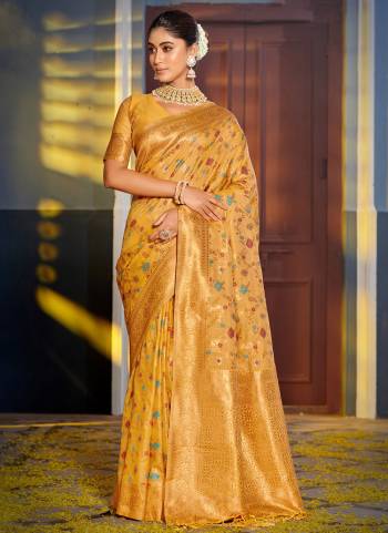 Garb These Party Wear Saree in Fine Colored.These Saree And Blouse is Fabricated On Banarasi Silk.Its Beautified With Weavon Jacquard Designer.