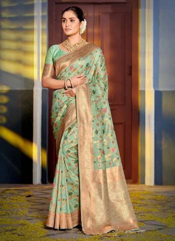 Garb These Party Wear Saree in Fine Colored.These Saree And Blouse is Fabricated On Banarasi Silk.Its Beautified With Weavon Jacquard Designer.