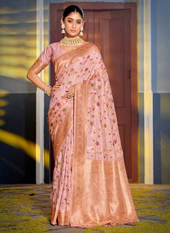 Garb These Party Wear Saree in Fine Colored.These Saree And Blouse is Fabricated On Banarasi Silk.Its Beautified With Weavon Jacquard Designer.