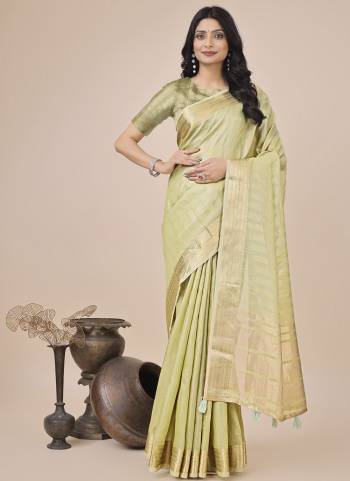 Garb These Party Wear Saree in Fine Colored.These Saree And Blouse is Fabricated On Organza.Its Beautified With Weavon Jari Designer.