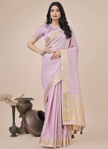 Garb These Party Wear Saree in Fine Colored.These Saree And Blouse is Fabricated On Organza.Its Beautified With Weavon Jari Designer.