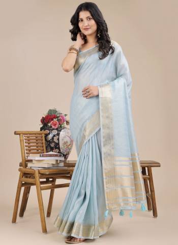 Garb These Party Wear Saree in Fine Colored.These Saree And Blouse is Fabricated On Organza.Its Beautified With Weavon Jari Designer.