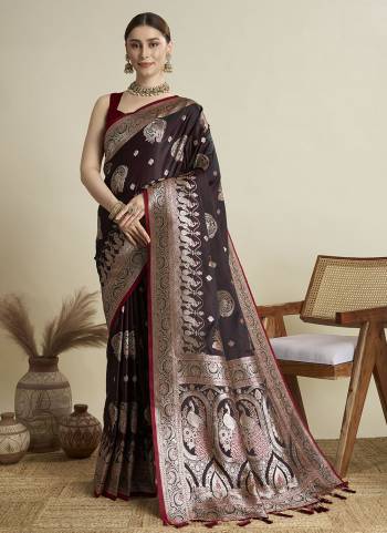 Looking This Party Wear Two Tone Saree Paired With Blouse.This Saree And Blouse Are Satin Silk Fabric With Wevon Jari Designer. Buy This Pretty Saree Now.