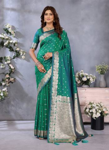 Looking These Festive Wear Saree in Fine Colored.These Saree And Blouse is Fabricated On Banarasi Silk.Its Beautified With Weaving Jacquard Jari Goli Designer.