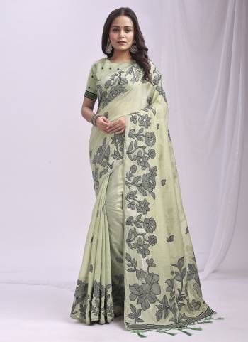 Looking These Fastive Wear Saree in Fine Colored.These Saree And Blouse is Fabricated On Linen Cotton.Its Beautified With Weavon Thread Designer.