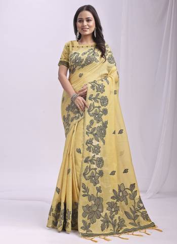 Looking These Fastive Wear Saree in Fine Colored.These Saree And Blouse is Fabricated On Linen Cotton.Its Beautified With Weavon Thread Designer.