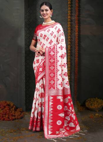 Garb These Fastive Wear Saree in Fine Colored.These Saree And Blouse is Fabricated On Linen Cotton.Its Beautified With Weavon Jacquard Designer.