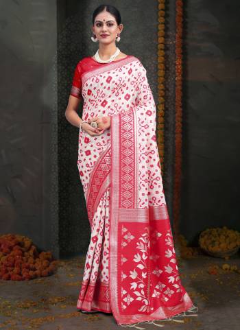 Garb These Fastive Wear Saree in Fine Colored.These Saree And Blouse is Fabricated On Linen Cotton.Its Beautified With Weavon Jacquard Designer.