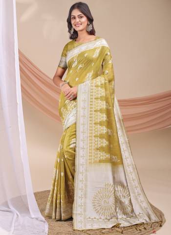 Attractive These Fastive Wear Saree in Fine Colored.These Saree And Blouse is Fabricated On Linen Cotton.Its Beautified With Weavon Jacquard Designer.