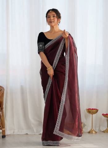 Attrctive Looking These Party Wear Saree in Fine Colored.These Saree Are Twill Net And Blouse is Velvet Fabricated.Its Beautified With Designer Rich Gold Jari,Sequance Embroidery Work.