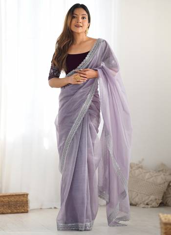 Attrctive Looking These Party Wear Saree in Fine Colored.These Saree Are Twill Net And Blouse is Velvet Fabricated.Its Beautified With Designer Rich Gold Jari,Sequance Embroidery Work.