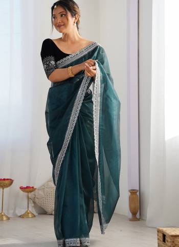 Attrctive Looking These Party Wear Saree in Fine Colored.These Saree Are Twill Net And Blouse is Velvet Fabricated.Its Beautified With Designer Rich Gold Jari,Sequance Embroidery Work.
