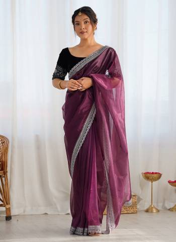 Attrctive Looking These Party Wear Saree in Fine Colored.These Saree Are Twill Net And Blouse is Velvet Fabricated.Its Beautified With Designer Rich Gold Jari,Sequance Embroidery Work.
