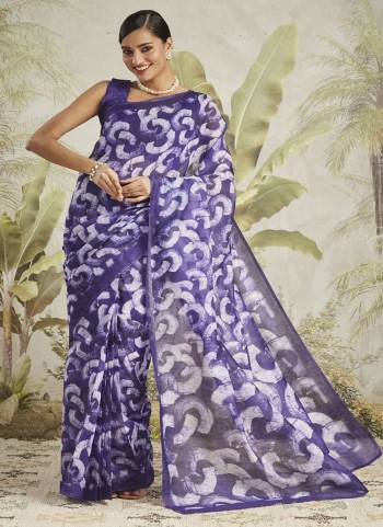 Attractive These Party Wear Ready To Wear Saree in Fine Colored.These Saree Are Chanderi Cotton And Blouse is Chanderi Cotton Fabricated.Its Beautified With Designer Digital Printed.