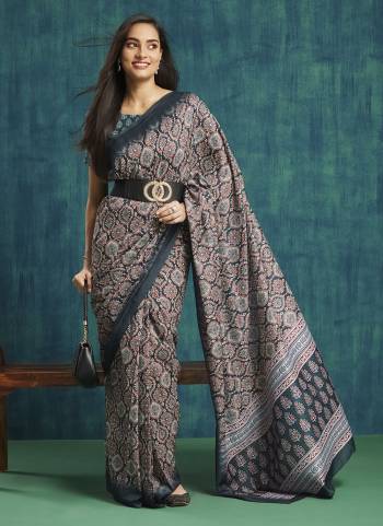 Attractive These Party Wear Ready To Wear Saree in Fine Colored.These Saree Are Muslin And Blouse is Muslin Fabricated.Its Beautified With Designer Digital Printed.