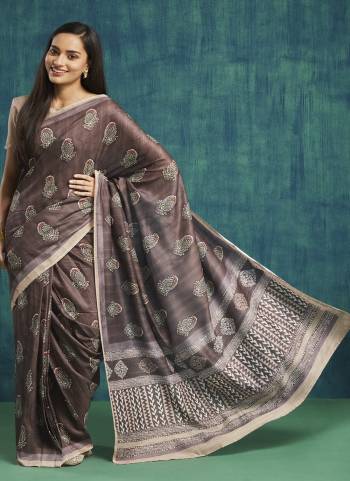 Attractive These Party Wear Ready To Wear Saree in Fine Colored.These Saree Are Muslin And Blouse is Muslin Fabricated.Its Beautified With Designer Digital Printed.
