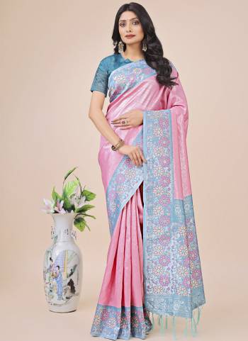 Garb These Fastive Wear Saree in Fine Colored.These Saree And Blouse is Fabricated On Lichi Silk.Its Beautified With Weavon Thread Designer.