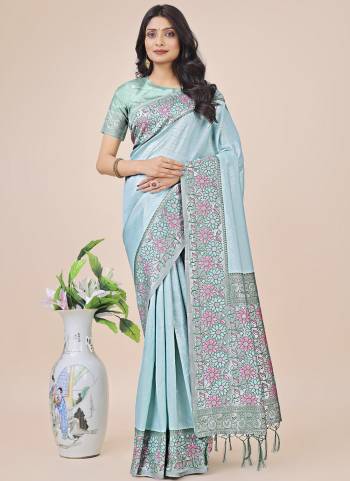Garb These Fastive Wear Saree in Fine Colored.These Saree And Blouse is Fabricated On Lichi Silk.Its Beautified With Weavon Thread Designer.
