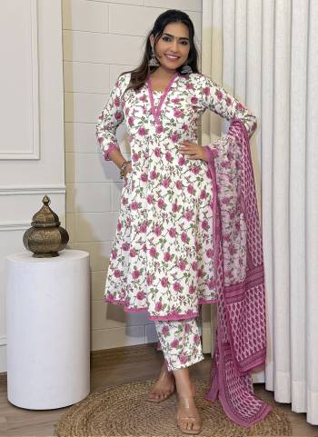 Garb These Suit in Fine Colored Pair With Bottom And Dupatta.These Top And Bottom Are Fabricated On Cotton Slub Pair With Chander Cotton Dupatta.Its Beautified With Designer Floral Printed With Lace Work .