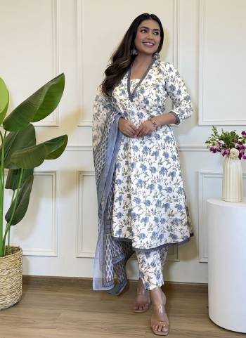 Garb These Suit in Fine Colored Pair With Bottom And Dupatta.These Top And Bottom Are Fabricated On Cotton Slub Pair With Chander Cotton Dupatta.Its Beautified With Designer Floral Printed With Lace Work .