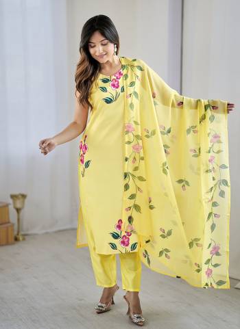 Garb These Suit in Fine Colored Pair With Bottom And Dupatta.These Top And Bottom Are Fabricated On Viscose French Crepe Pair With Georgette Dupatta.Its Beautified With Designer Floral Printed .