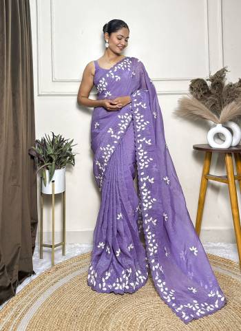 Looking These Party Wear Saree in Fine Colored.These Saree Are Crunchy And Blouse is Crunchy Fabricated.Its Beautified With Designer Thread Embroidery Border.