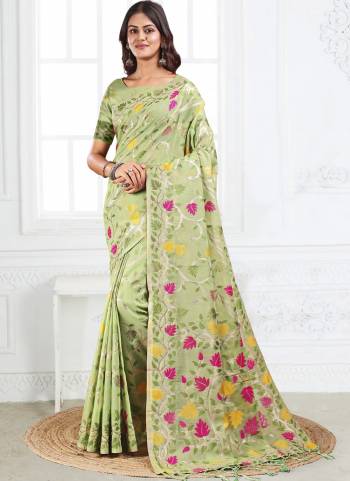 Garb These Fastive And Party Wear Saree in Fine Colored.These Saree And Blouse is Fabricated On Linen Cotton.Its Beautified With Weavon Jacquard Thread Designer.