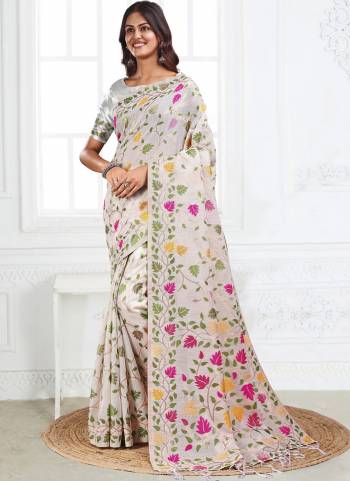 Garb These Fastive And Party Wear Saree in Fine Colored.These Saree And Blouse is Fabricated On Linen Cotton.Its Beautified With Weavon Jacquard Thread Designer.