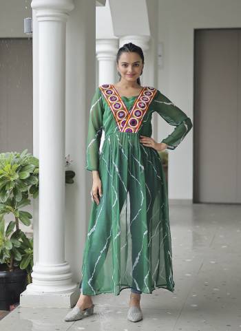 Garb These Beautiful Looking Readymade Long Kurti.These Kurti is Fabricated On Faux Georgette.Its Beautified With Laheriya Printed Designer,Kutchi Patch Work.