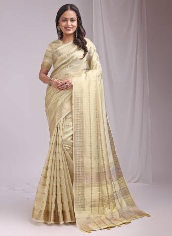Garb These Fastive And Party Wear Saree in Fine Colored.These Saree And Blouse is Fabricated On Organza.Its Beautified With Wevon Designer.