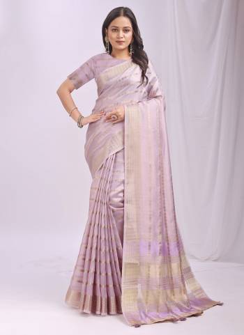 Garb These Fastive And Party Wear Saree in Fine Colored.These Saree And Blouse is Fabricated On Organza.Its Beautified With Wevon Designer.