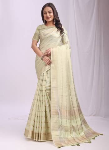 Garb These Fastive And Party Wear Saree in Fine Colored.These Saree And Blouse is Fabricated On Organza.Its Beautified With Wevon Designer.