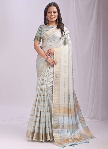 Garb These Fastive And Party Wear Saree in Fine Colored.These Saree And Blouse is Fabricated On Organza.Its Beautified With Wevon Designer.