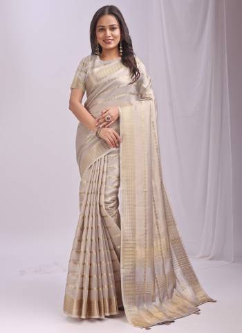 Garb These Fastive And Party Wear Saree in Fine Colored.These Saree And Blouse is Fabricated On Organza.Its Beautified With Wevon Designer.
