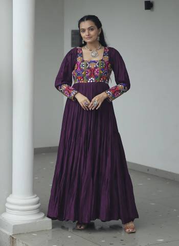 Garb These Beautiful Looking Navratri Readymade Long Gown.These Gown is Fabricated On Rayon.Its Beautified With Designer Katchi Gamti Embroidery Work.